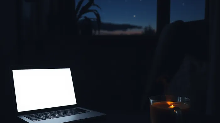 Символическое изображение поддержки после увольнения: пустой рабочий стол с картами Таро Башня и Звезда, чашка чая и первые звезды за окном.