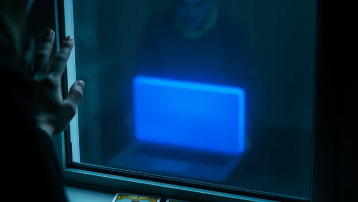 Символическое изображение эмоциональной дистанции: рука женщины на запотевшем стекле, за которым — силуэт мужчины за ноутбуком. Рядом карты Таро: Император, Колесница, Отшельник.