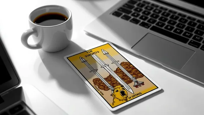 Карта Таро 7 Мечей на современном рабочем столе как символ анализа скрытых угроз и стратегии в офисе