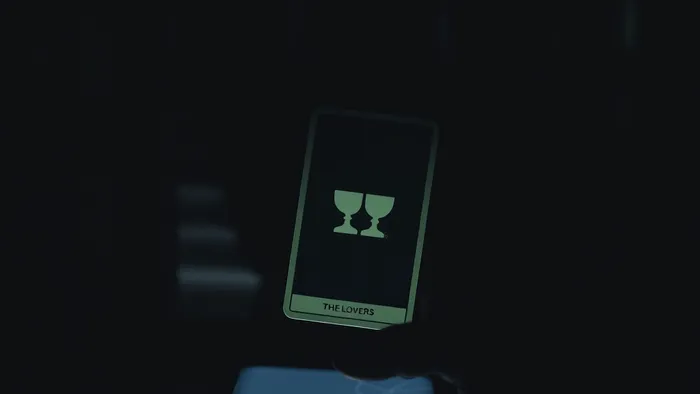 Партнер общается с бывшим: Как не сойти с ума и найти ответ в картах Таро