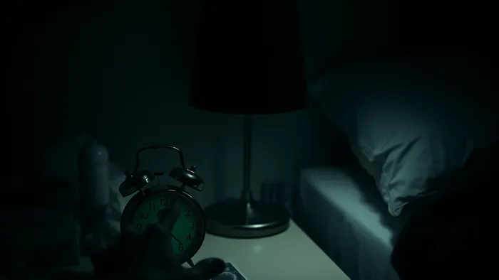 Будильник показывает 3:33 ночи в полутемной спальне, создавая атмосферу таинственности и спокойного исследования