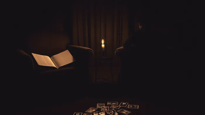 Символическое изображение кризиса в отношениях: два кресла отвернуты друг от друга, между ними разбросаны карты Таро (Башня, Отшельник, Император), передающие ощущение дистанции и непонимания.