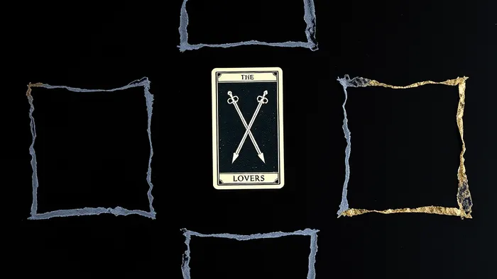 Карта Таро, лежащая в одной из выделенных позиций на деревянном столе. Символическое изображение расклада и значения позиций.