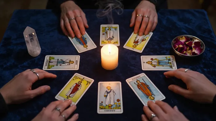 Иллюстрация к статье: Зеркало двоих: искусство глубокого расклада Таро на любовь и чтение поля